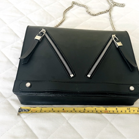 Stylish Black vegan leather Shoulder Bag silver metal chain strap two zippers - Picture 6 of 9